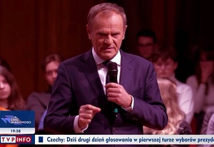 Donald Tusk film Nasz człowiek w Warszawie TVP Info Wiadomości kiedy