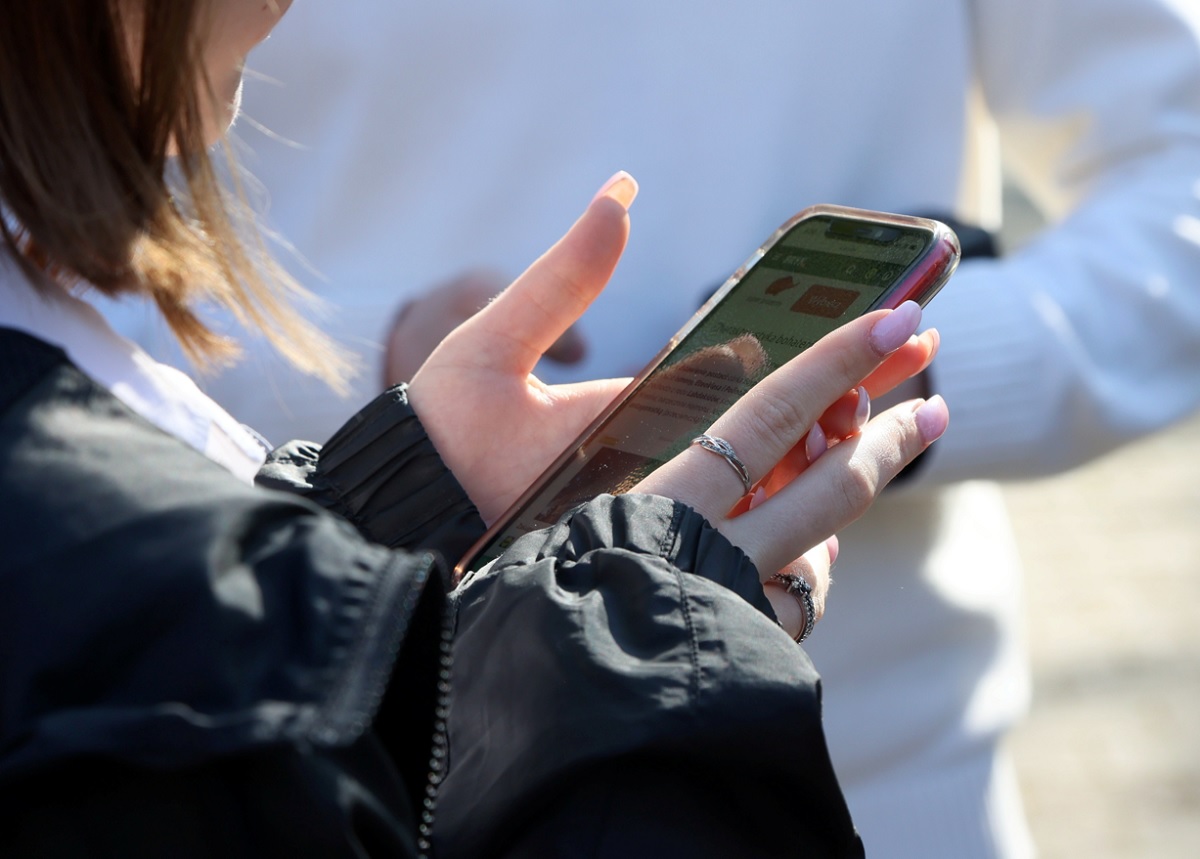 Młodzież narzeka na hejt, stalking i publikowanie wizerunku bez zgody. Przeanalizowano zagrożenia w sieci