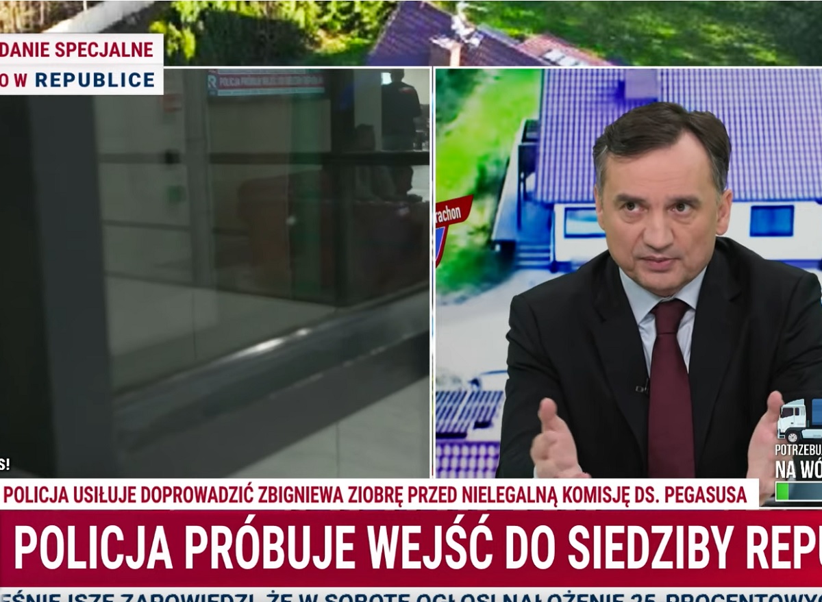 Kuriozalne sceny w Republice. Policjanci przyszli po Ziobrę, Sakiewicz ich nie wpuścił