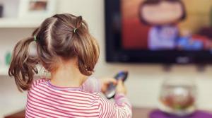 Dziecko przed telewizorem (fot. KRRiT)