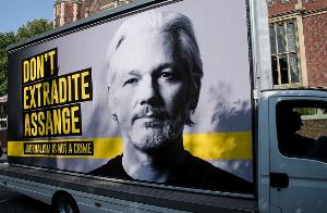 Julian Assange ze zgodą ws. ekstradycji (fot. Shutterstock)