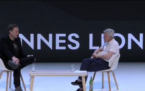 Elon Musk i Mark Read w Cannes, kadr z YouTube