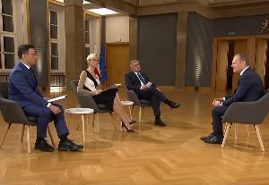Donald Tusk oraz dziennikarze TVP, TVN i Polsatu podczas wywiadu w styczniu 2024 r.