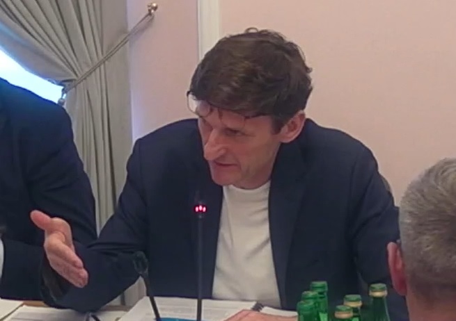 Wiceminister kultury Andrzej Wyrobiec podczas posiedzenia komisji sejmowej, fot. screen z Sejm.gov.pl