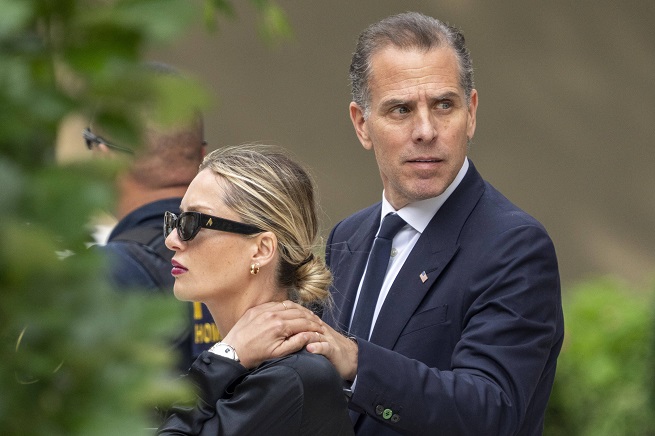 Hunter Biden z żoną (fot. Newscom/PAP)