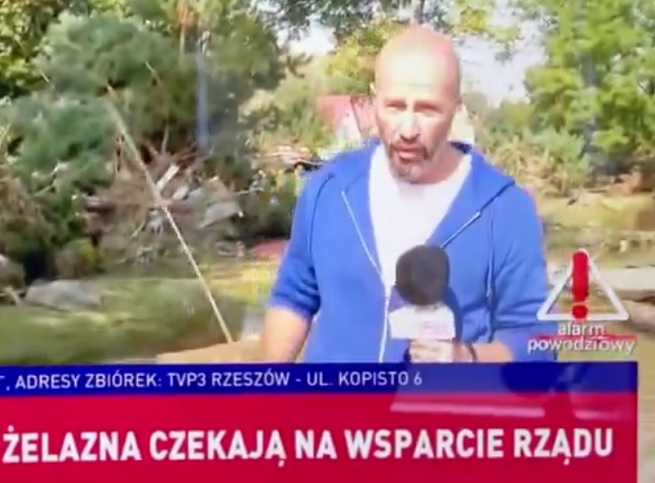 Reporter TVP Info z przewodem linii elektrycznej w dłoni, fot. x.com/mcwnuq