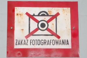 Znak „zakaz fotografowania” z czasów PRL (fot. Wistula, Wikimedia Commons, CC BY-SA 3.0)