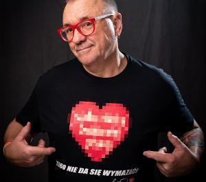 Jerzy Owsiak w koszulce nawiązującej do wymazywania serduszek WOŚP w informacyjnych programach TVP Fot. Faceboook/Jerzy Owsiak 