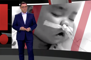 Jacek Łęski zapowiadający materiał o śmierci niemowlaka odłączonego od aparatury, fot. TVP1