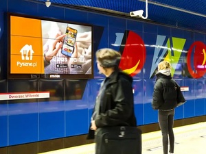 Ekran reklamowy na stacji metra, fot. materiały prasowe Ströera