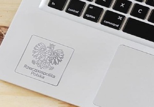 Wzór grawerunku z orłem na laptopach dla 4-klasistów, fot. gov.pl