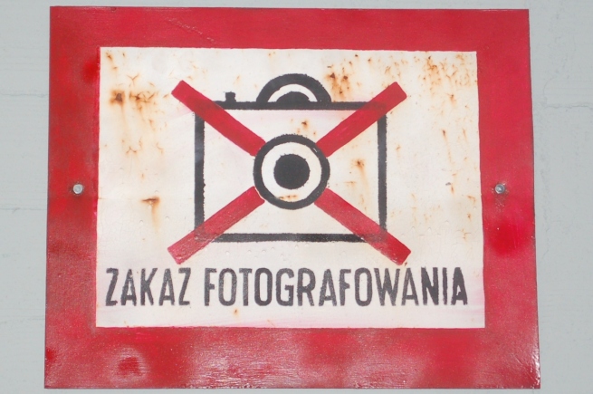 Znak „zakaz fotografowania” z czasów PRL (fot. Wistula, Wikimedia Commons, CC BY-SA 3.0)