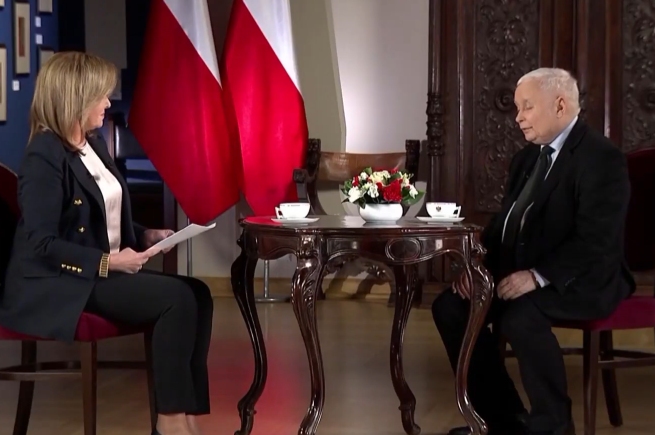 Danuta Holecka i Jarosław Kaczyński jako „Gość Wiadomości” dwa dni przed wyborami (screen: YouTube/Mental X Revolution)