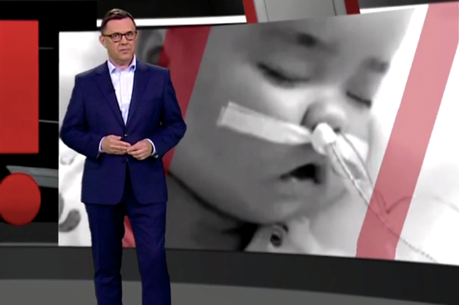 Jacek Łęski zapowiadający materiał o śmierci niemowlaka odłączonego od aparatury, fot. TVP1