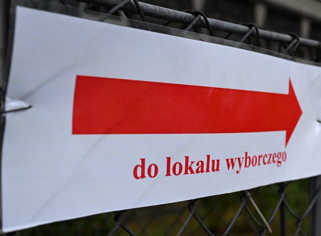 Znak prowadzący do lokalu wyborczego, fot. PAP/Darek Delmanowicz 