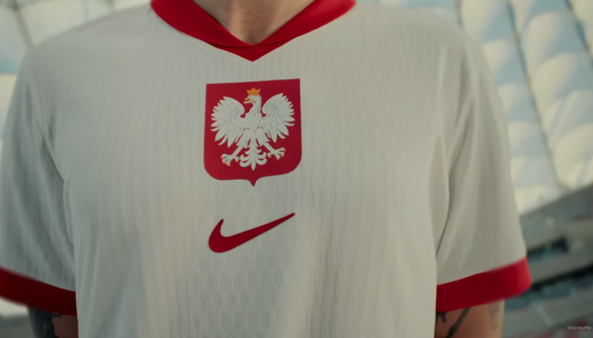 Koszulka reprezentacji Polski, fot. YouTube/Łączy Nas Piłka
