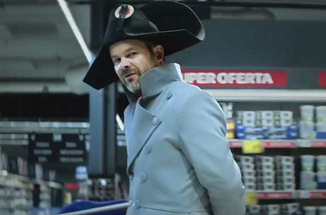 Jacek Braciak jako Napoleon w reklamie Carrefoura