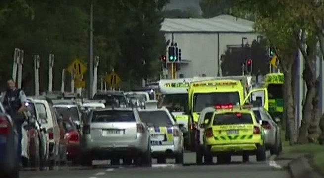 Policja przed miejscem jednego z zamachów w Christchurch, fot. CBS News