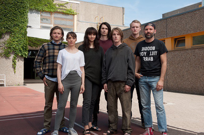 Od lewej: Paul Lux, Maja Schöne, Lisa Vicari, Moritz Jahn, Louis Hofmann, Sammy Scheuritzel, Baran bo Odar; fot. Netflix