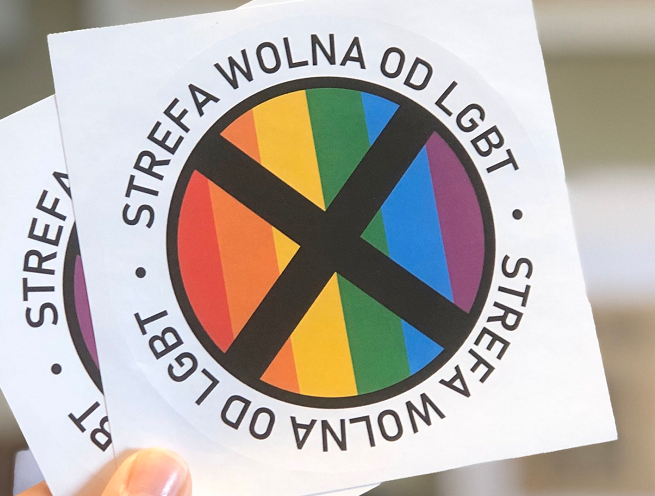 Gazeta Polska” z nalepką „Strefa wolna od LGBT”. Rabiej zgłosi to do  prokuratury, Sakiewicz zarzuca mu cenzurę