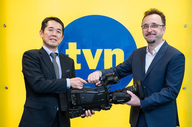 Na zdjęciu od lewej: Hiroshi Kajita, dyrektor działu Sony Media Solutions i Jarosław Kielmel, dyrektor działu techniki TVN Discovery Polska / fot. TVN