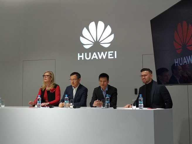 Przedstawiciele Huawei na konferencji prasowej