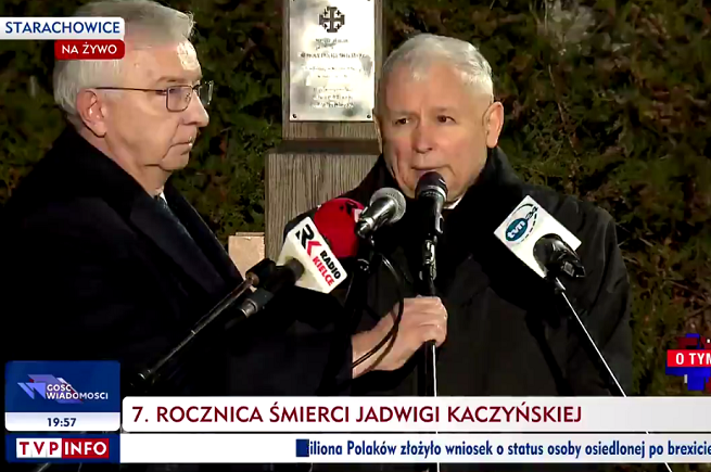 Jarosław Kaczyński po mszy świętej w rocznicę śmierci Jadwigi Kaczyńskiej, fot. TVP Info
