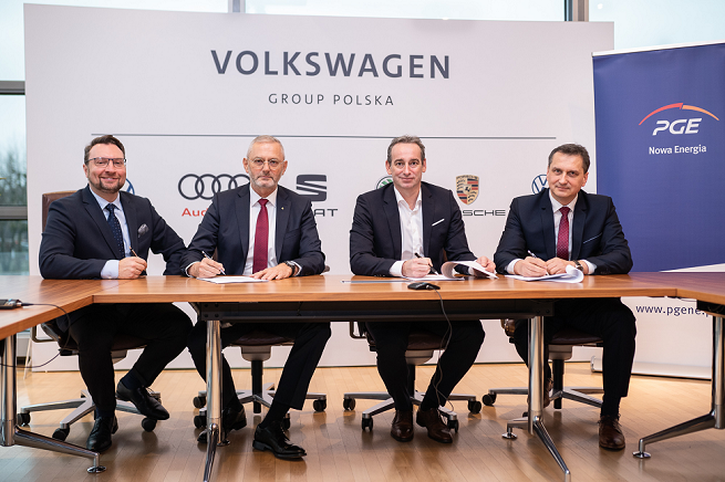 Przedstawiciele PGE i Volkswagen Group Polska podczas podpisywania umowy dot. punktów ładowania