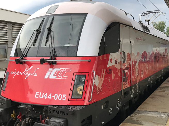 Pociąg PKP Intercity w biało-czerwonych barwach