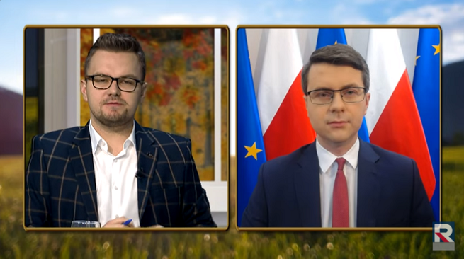 Karol Plewa podczas rozmowy z fot. Piotrem Müllerem, fot. TV Republika