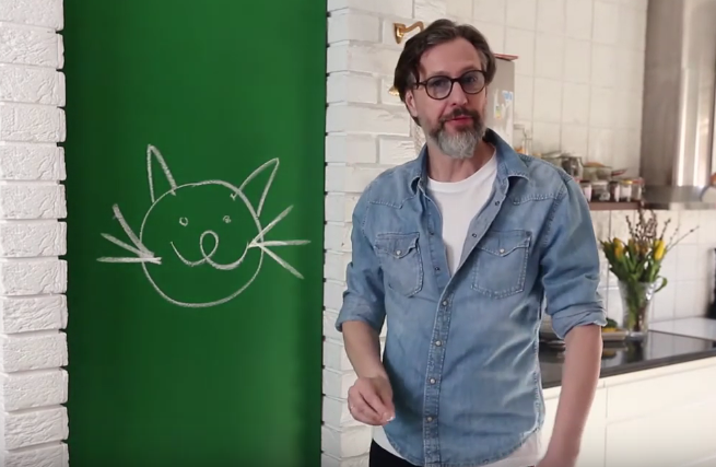  Szymon Majewski z rebusem o kotku w reklamie Plusa