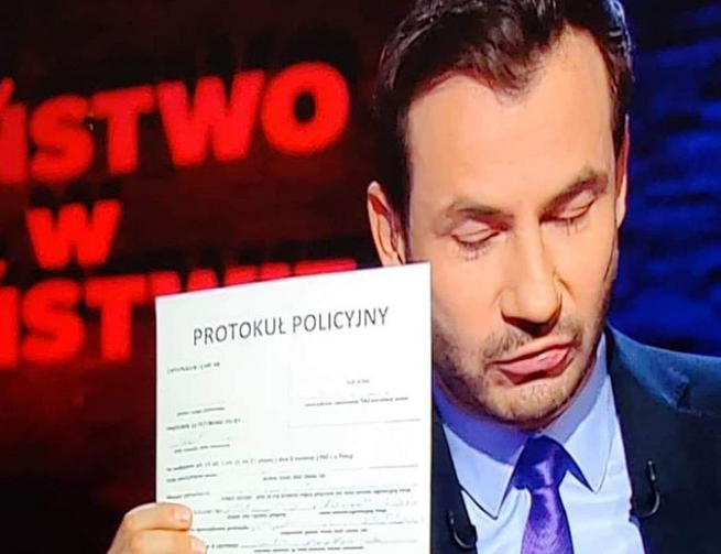 Przemysław Talkowski pokazujący w „Państwie w państwie” kartkę z „protokułem policyjnym”, fot. twitter.com/PolskaPolicja