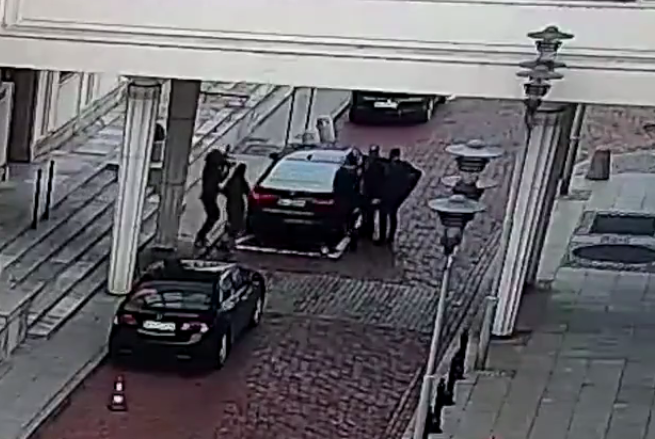 Ujęcie z nagrania incydentu z reporterem TVP i szefową gabinetu marszałka Senatu