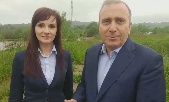 Joanna Frydrych i Grzegorz Schetyna w spocie nagranym na terenie powodziowym