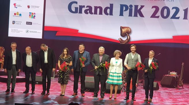 Laureaci Grand PiK 2021 wraz z jurorami Fot. Jacek Kowalski
