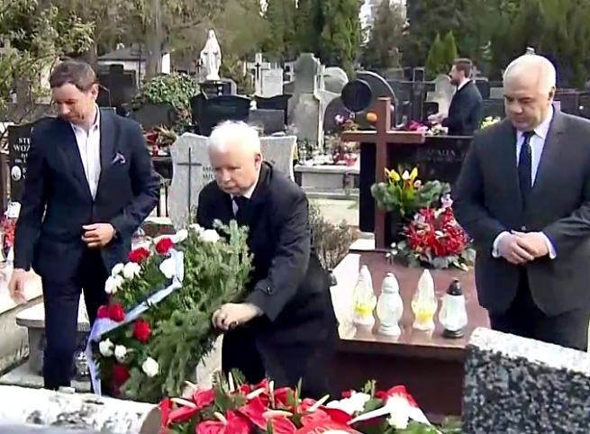 Jarosław Kaczyński na cmentarzu w rocznicę katastrofy smoleńskiej, fot. TVP