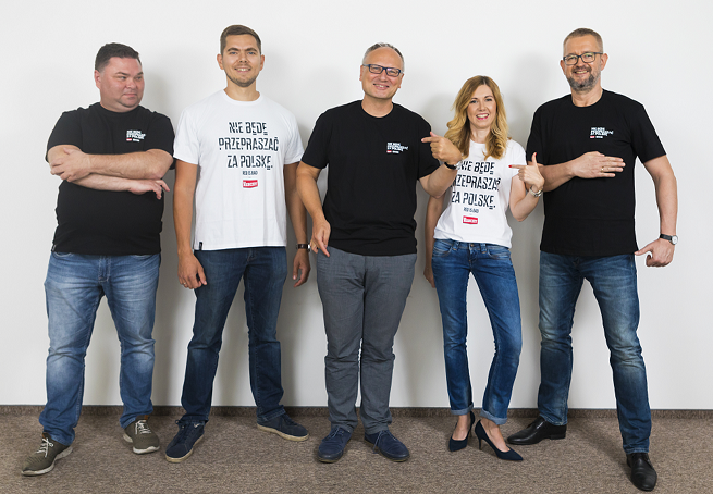 Dziennikarze „Do Rzeczy” w koszulkach z nowej serii Red Is Bad, fot. dorzeczy.pl