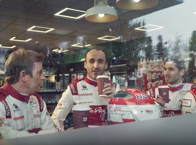 Kadr z reklamy Orlenu z kierowcami Formuły 1, m.in. Robertem Kubicą
