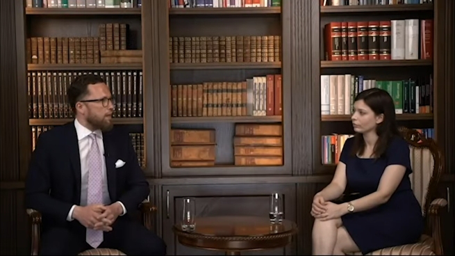 Tymoteusz Zych i Karolina Pawłowska rozmawiają o wolności i o cnocie w Collegium Intermarium w lipcu 2021 roku (screen: YouTube/Leszek Kwiatkowski)